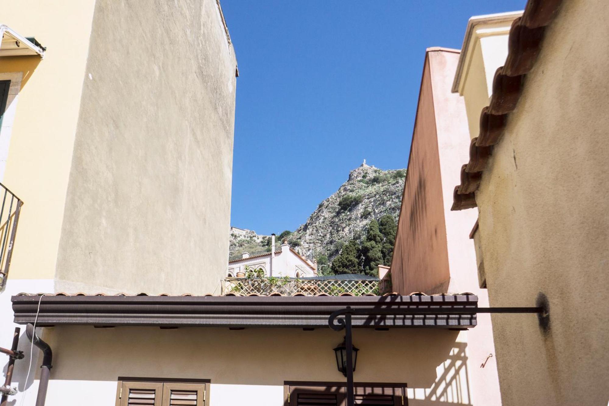 Tina House - Il Cortile Nel Centro Storico Di Taormina Appartement Buitenkant foto