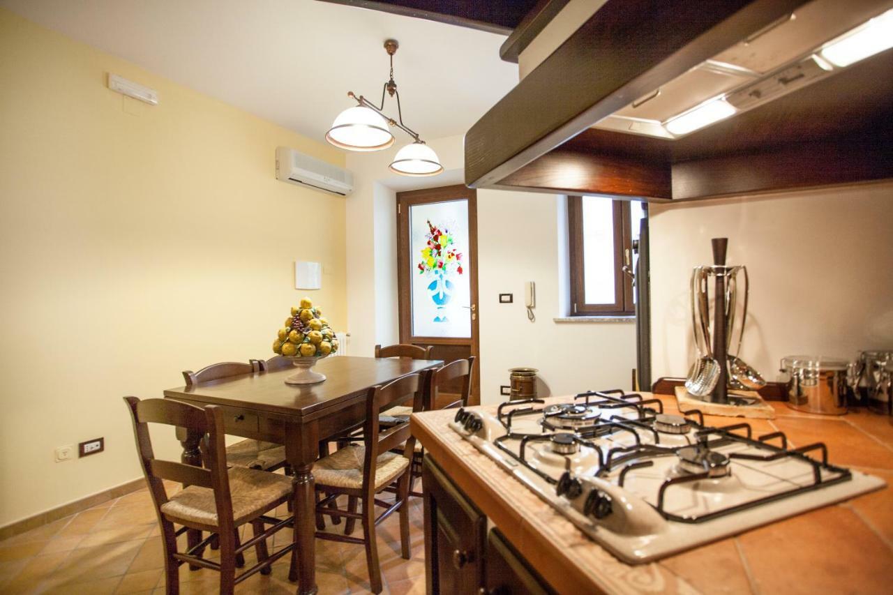 Tina House - Il Cortile Nel Centro Storico Di Taormina Appartement Buitenkant foto
